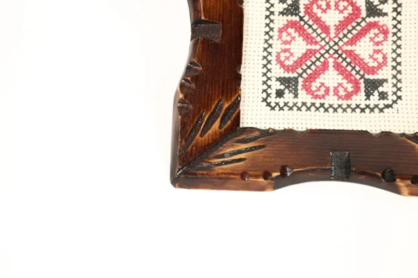 Naqab Accents Embroidered Wooden Plate - Image 3