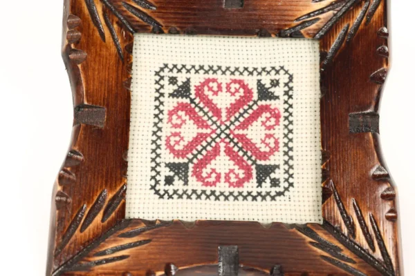 Naqab Accents Embroidered Wooden Plate - Image 2